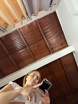 Snapshot of emiss_ chatting on April 28, 4:34 pm emiss online show from April 28, 4:34 pm
