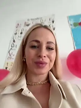 Snapshot of streetdoll chatting on February 12, 8:06 am streetdoll online show from February 12, 8:06 am