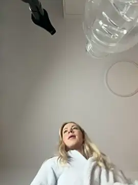 Snapshot of streetdoll chatting on February 8, 7:12 am streetdoll online show from February 8, 7:12 am