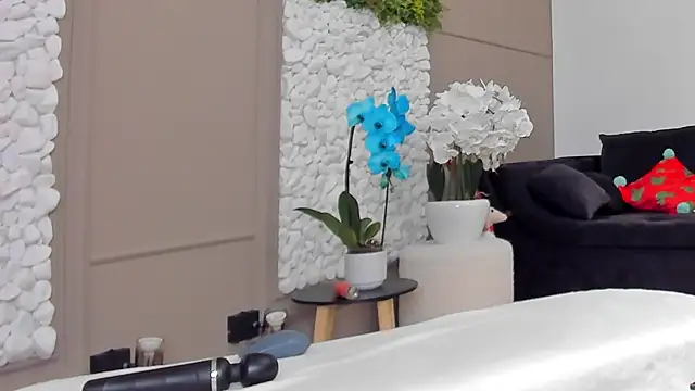 Snapshot of Deliciouslips chatting on February 18, 10:58 pm Deliciouslips online show from February 18, 10:58 pm