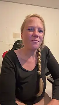 Snapshot of MoniqueLaFee chatting on July 27, 2:40 am MoniqueLaFee online show from July 27, 2:40 am