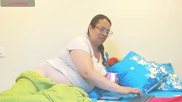 Snapshot of honeyhot_paty chatting on June 17, 11:56 am honeyhot paty online show from June 17, 11:56 am