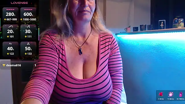 Snapshot of JennaDeluxe chatting on April 29, 2:48 am JennaDeluxe online show from April 29, 2:48 am