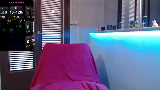 Snapshot of JennaDeluxe chatting on April 30, 6:53 am JennaDeluxe online show from April 30, 6:53 am