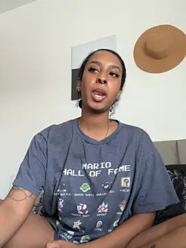 Snapshot of Your_Paris chatting on January 18, 5:50 pm Your Paris online show from January 18, 5:50 pm