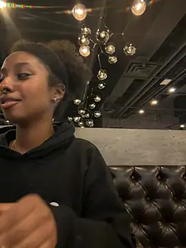 Snapshot of Your_Paris chatting on February 4, 4:18 am Your Paris online show from February 4, 4:18 am