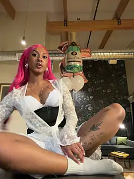 Snapshot of Your_Paris chatting on February 7, 3:32 am Your Paris online show from February 7, 3:32 am