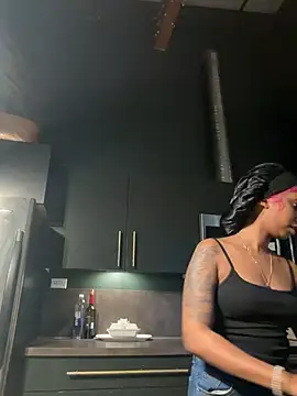 Snapshot of Your_Paris chatting on February 7, 10:46 pm Your Paris online show from February 7, 10:46 pm