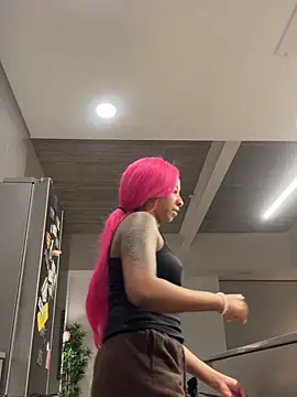 Snapshot of Your_Paris chatting on February 9, 5:55 am Your Paris online show from February 9, 5:55 am