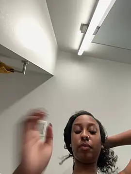 Snapshot of Your_Paris chatting on February 21, 1:01 pm Your Paris online show from February 21, 1:01 pm