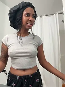 Snapshot of Your_Paris chatting on February 22, 6:35 am Your Paris online show from February 22, 6:35 am