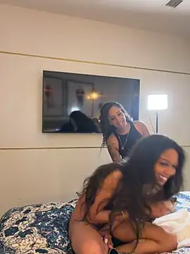 Snapshot of Your_Paris chatting on February 26, 8:35 am Your Paris online show from February 26, 8:35 am