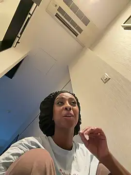 Snapshot of Your_Paris chatting on February 28, 9:05 pm Your Paris online show from February 28, 9:05 pm