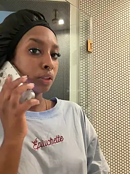 Snapshot of Your_Paris chatting on March 2, 5:42 pm Your Paris online show from March 2, 5:42 pm