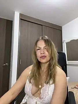 Snapshot of Leyna_liu chatting on January 18, 2:47 am Leyna liu online show from January 18, 2:47 am