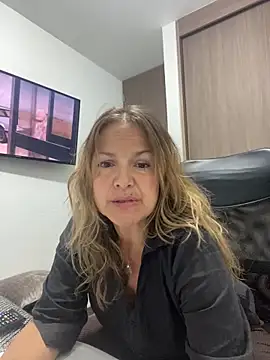 Snapshot of Leyna_liu chatting on March 23, 3:10 am Leyna liu online show from March 23, 3:10 am