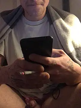 Snapshot of Simboxxx040 chatting on December 18, 8:09 am Simboxxx040 online show from December 18, 8:09 am