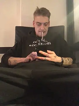 Snapshot of Simboxxx040 chatting on December 19, 9:17 pm Simboxxx040 online show from December 19, 9:17 pm