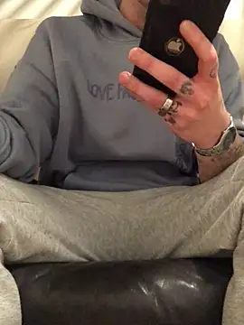 Snapshot of Simboxxx040 chatting on March 1, 11:07 pm Simboxxx040 online show from March 1, 11:07 pm