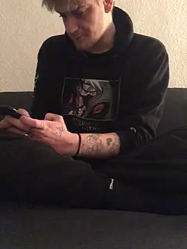 Snapshot of Simboxxx040 chatting on March 15, 11:33 pm Simboxxx040 online show from March 15, 11:33 pm