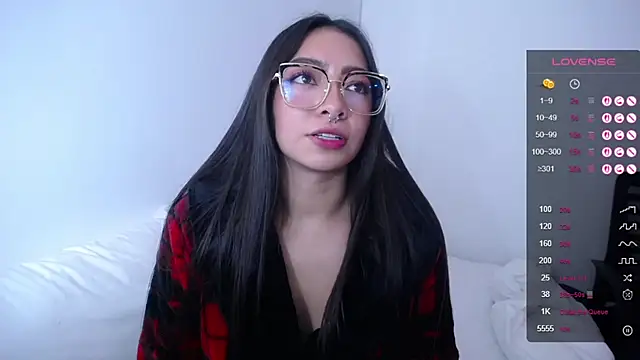 Snapshot of megan_bluee23 chatting on February 13, 5:22 pm megan bluee23 online show from February 13, 5:22 pm