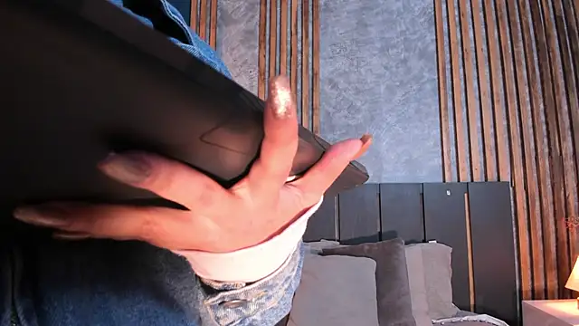 Hannah Borbon online show from March 14, 5:05 am