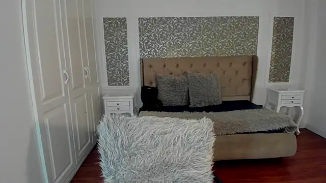 KimWessel  online show from February 5, 8:04 pm