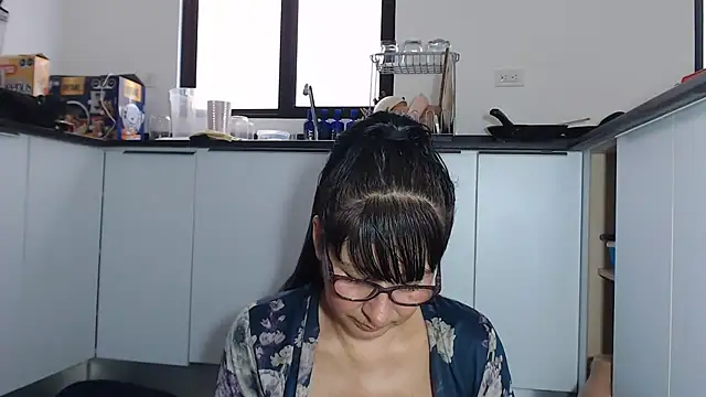 Snapshot of HellenLatin chatting on June 23, 11:14 pm HellenLatin online show from June 23, 11:14 pm