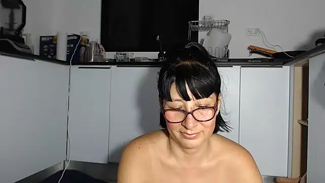 Snapshot of HellenLatin chatting on July 4, 3:56 am HellenLatin online show from July 4, 3:56 am