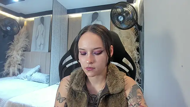 AnnyThompson  online show from March 27, 10:53 pm