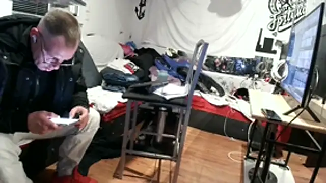 Snapshot of lukasdie chatting on May 17, 12:52 am lukasdie online show from May 17, 12:52 am