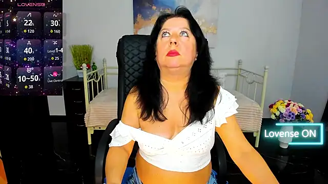 Snapshot of Julia_Dean chatting on May 15, 11:50 am Julia Dean online show from May 15, 11:50 am