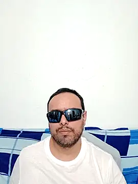 Snapshot of ElSunEagle chatting on April 23, 2:46 am ElSunEagle online show from April 23, 2:46 am