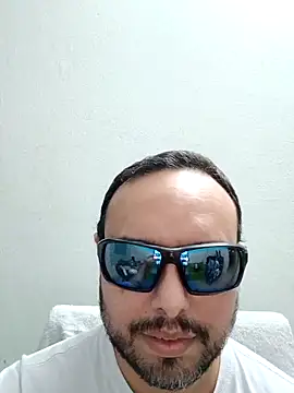 Snapshot of ElSunEagle chatting on May 2, 2:38 am ElSunEagle online show from May 2, 2:38 am