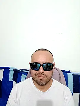 Snapshot of ElSunEagle chatting on May 20, 2:40 am ElSunEagle online show from May 20, 2:40 am