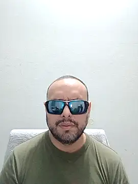 Snapshot of ElSunEagle chatting on May 29, 3:37 am ElSunEagle online show from May 29, 3:37 am