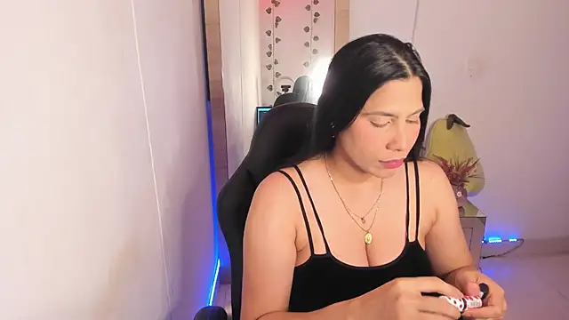 Snapshot of hellensexy chatting on February 10, 8:53 pm hellensexy online show from February 10, 8:53 pm