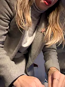 Snapshot of SonyaD_ chatting on December 4, 6:22 am SonyaD online show from December 4, 6:22 am