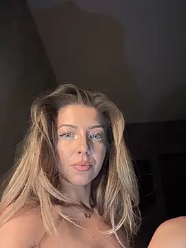 Snapshot of SonyaD_ chatting on March 4, 5:42 am SonyaD online show from March 4, 5:42 am