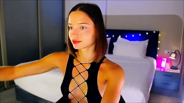 Snapshot of wow_Mia chatting on December 15, 2:30 am wow Mia online show from December 15, 2:30 am