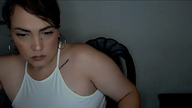 Snapshot of Miss_Agatha chatting on December 21, 2:19 am Miss Agatha online show from December 21, 2:19 am