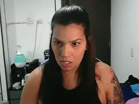 Snapshot of CarolinaRincon chatting on March 5, 12:05 am CarolinaRincon online show from March 5, 12:05 am