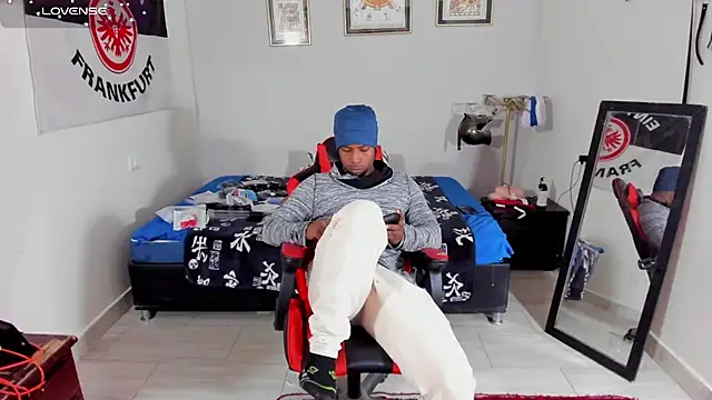 AlejoKhalifa  online show from November 25, 10:15 am