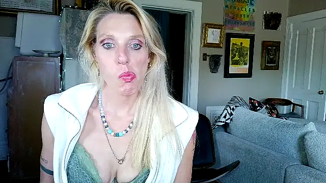 Glamazonx online show from April 12, 11:54 pm