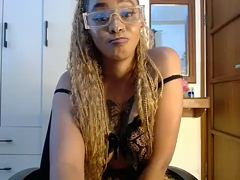 queencydoll online show from June 3, 2:33 pm