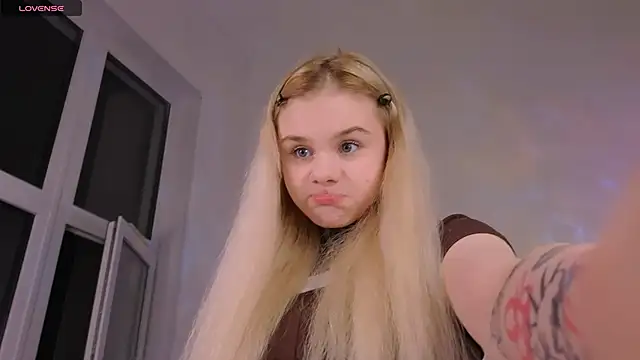 Britney Lynch online show from March 18, 7:06 pm