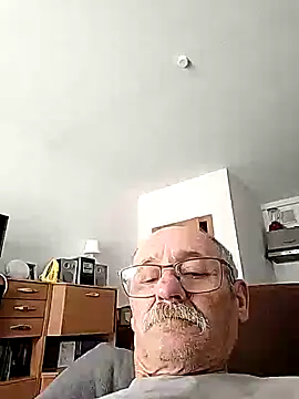 Snapshot of oleg049 chatting on June 10, 8:13 am oleg049 online show from June 10, 8:13 am