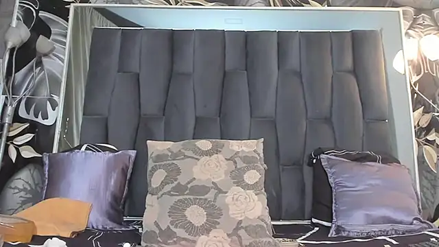 Snapshot of hot_milkbitch chatting on February 7, 3:23 am hot milkbitch online show from February 7, 3:23 am