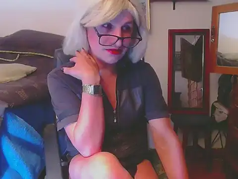Snapshot of LorenJade chatting on April 20, 7:55 am LorenJade online show from April 20, 7:55 am