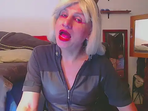 Snapshot of LorenJade chatting on April 25, 9:01 am LorenJade online show from April 25, 9:01 am